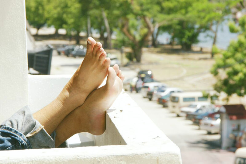 feet-on-balcony